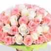 Букет из кремовых и розовых роз
